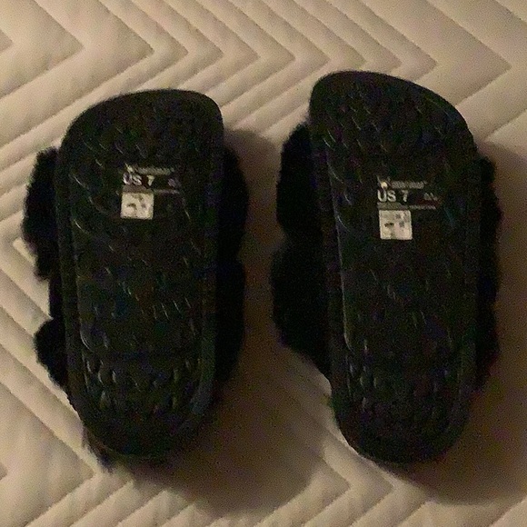 Women’s fuzzy slippers, size 7 - Picture 3 of 4